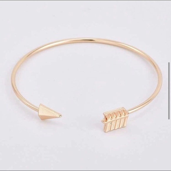LAST ONE: Gold knot and arrow bangle cuff bracelet - Picture 4 of 6